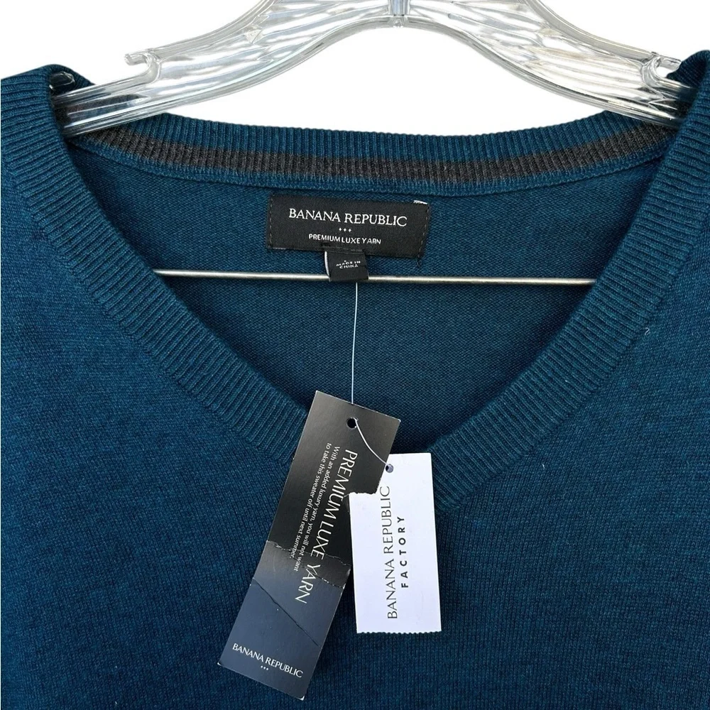 NWT Banana Republic Premium Lux x Yarn V-Neck Sweater - Size Large - Turquoise